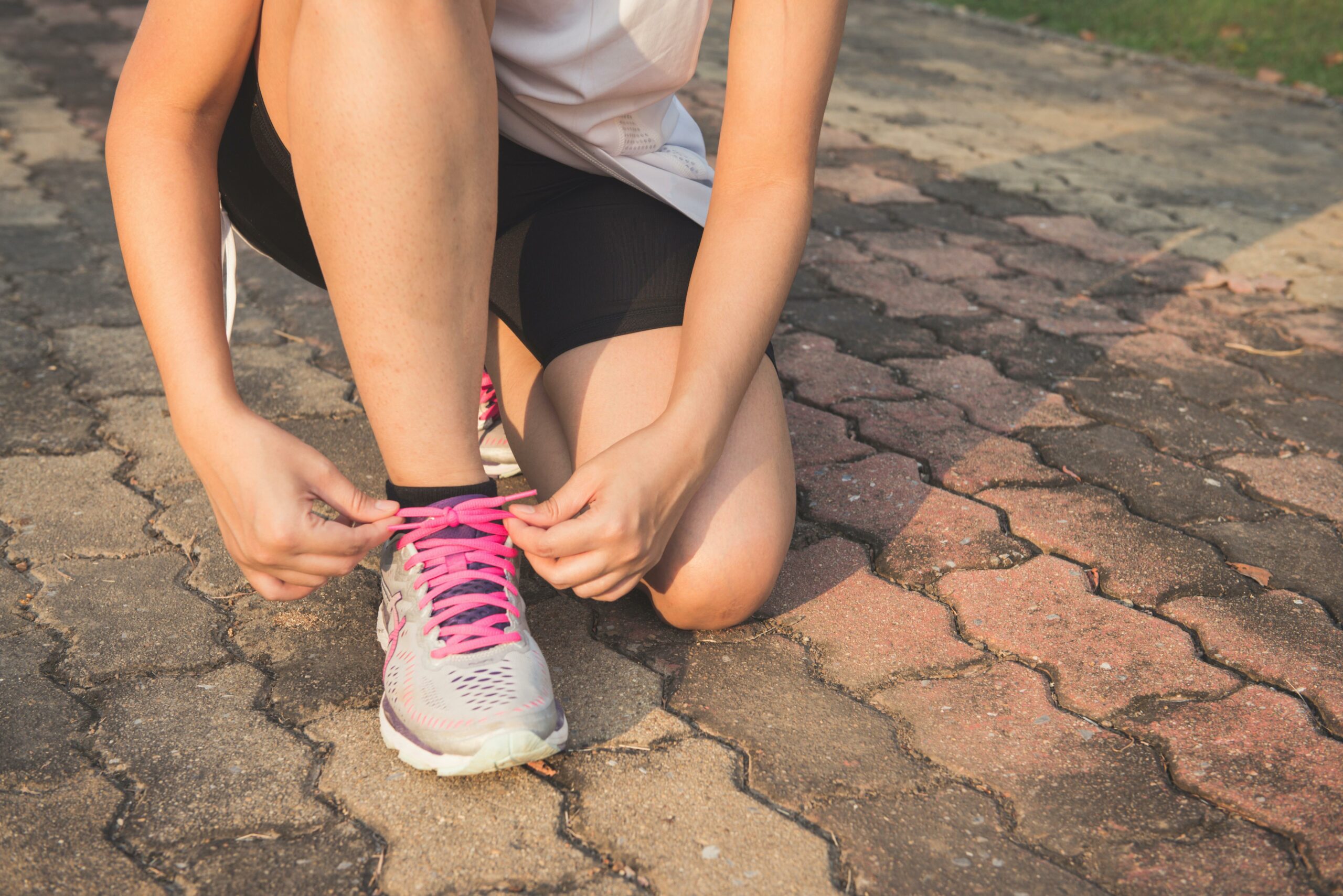 woman-runner-tying-her-shoes